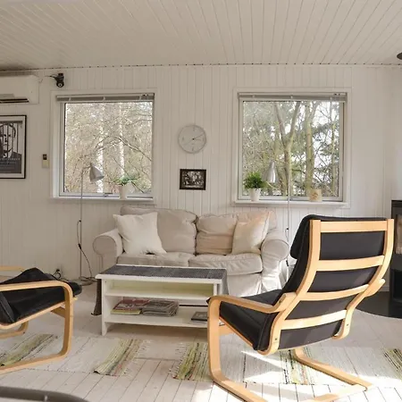 Three-bedroom Holiday In Melby
